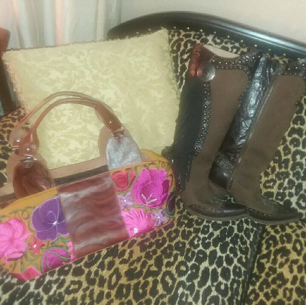 COWGIRL DOUBLE RANCH BOOTS AND LEATHER PURSE.